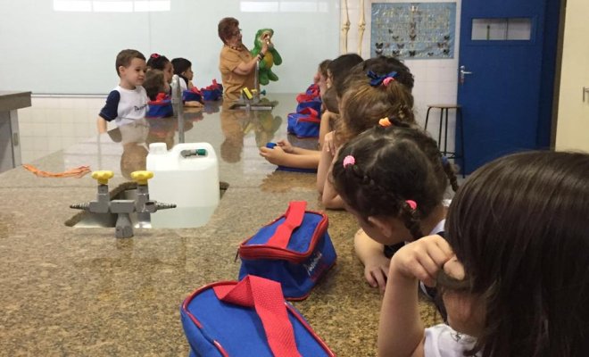 2019 - Maternal II - Aula com a educadora Lourdes sobre escovao dos dentes!! 