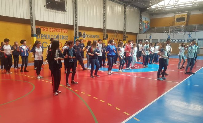 2019 - 3 Ensino Mdio - Educao Fsica - Preparativos para coreografia da Festa Junina. Educadora Alessandra