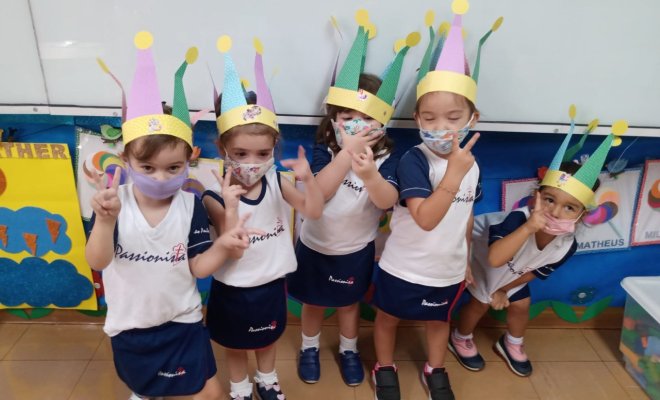 2022 - Maternal 1 and 2: Celebrating carnaval by making a Mardi Gras crown